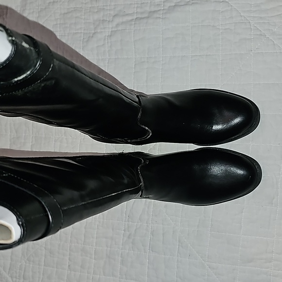 Tommy Hilfiger boots Twinezy faux leather black gold initials sz 7.5 NWT - Picture 9 of 10